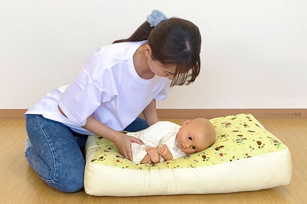 赤ちゃんの寝かせ方 両手をそえる
